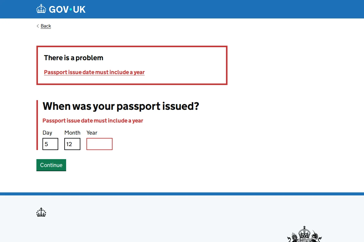 Ejemplo oficial de GOV.UK con un resumen de error, mensaje junto al campo y valores de día y mes preservados